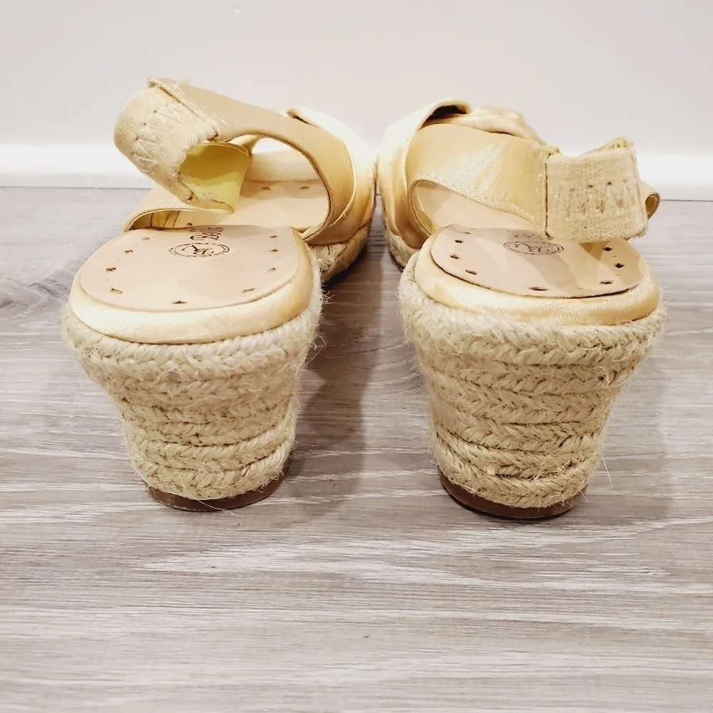 NEW Bella Vita Sangria Yellow Fabric Sandal - Picture 5 of 8